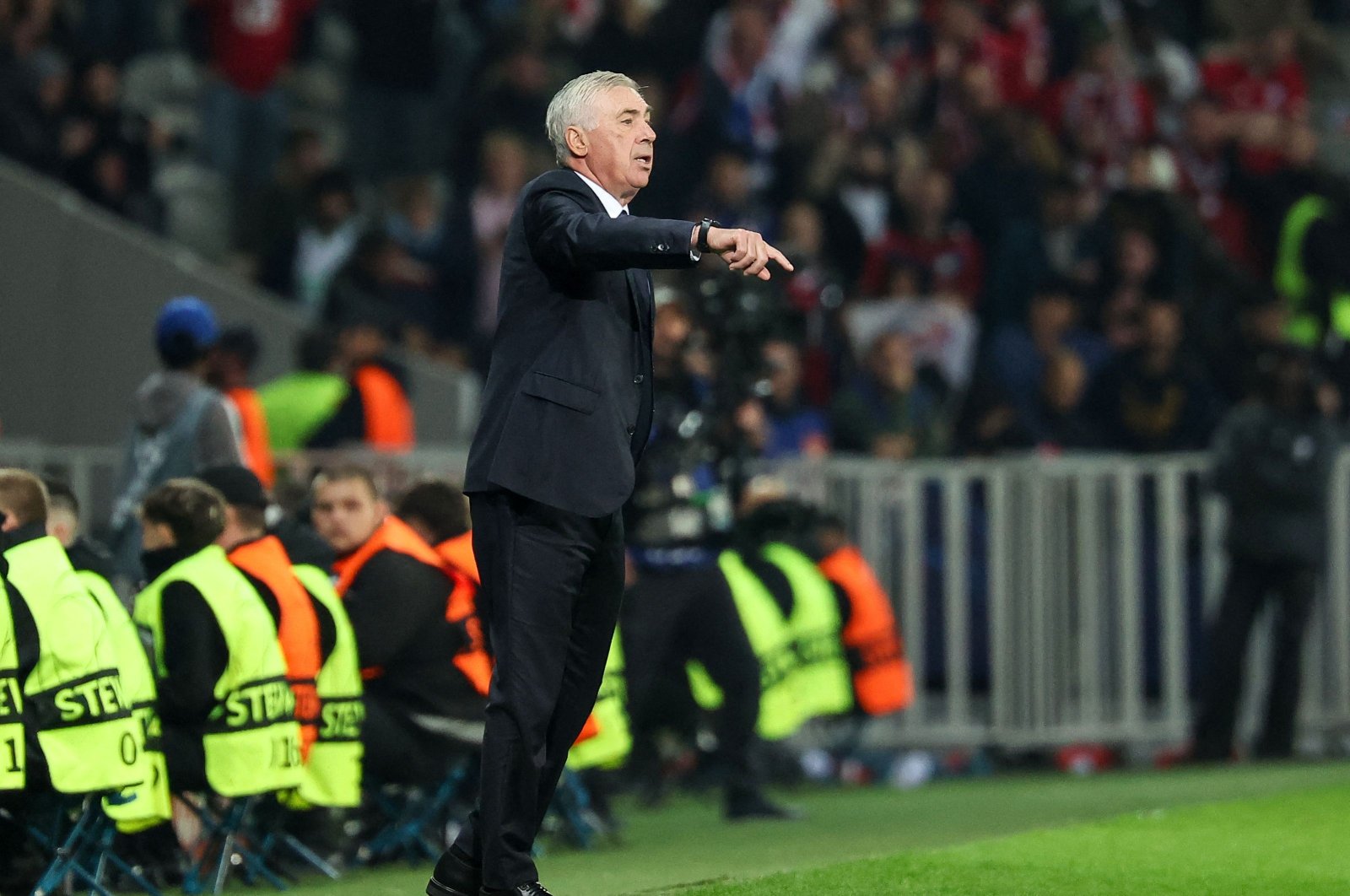 Real Madrid&#039;s coach Carlo Ancelotti instructs his players during the UEFA Champions League match between Lille LOSC and Real Madrid, Pierre Mauroy Stadium, Villeneuve-d&#039;Ascq, France, Oct. 2, 2024. (AFP Photo)