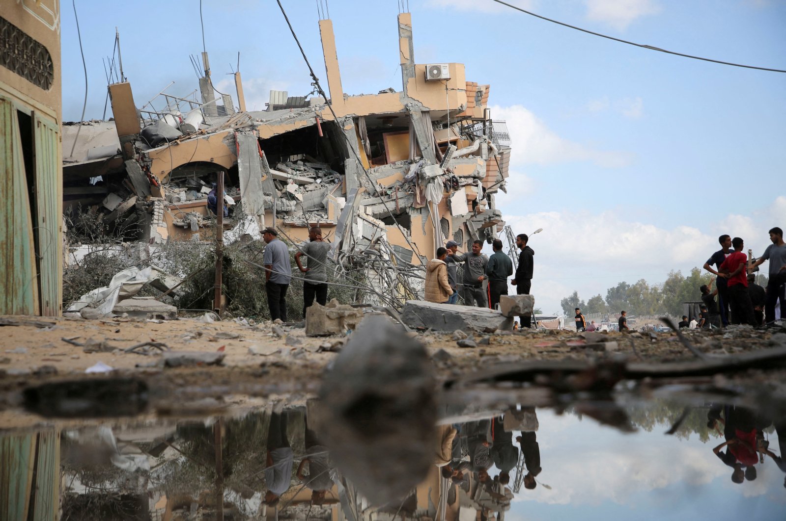 Palestinians inspect the site of Israeli strikes on houses in Khan Younis, southern Gaza Strip, Palestine, Oct. 2, 2024. (Reuters Photo)