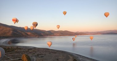 Balloons fly over Lake Salda as part of the &quot;Tourism Century&quot; project, Burdur, southern Türkiye, Oct. 3, 2024. (AA Photo)