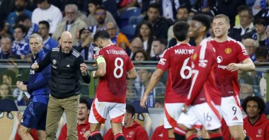 Manchester United manager Erik ten Hag (L) reacts with Bruno Fernandes (2nd L) during the Europa League against FC Porto, Estadio do Dragao, Porto, Portugal, Oct. 3, 2024. (Reuters Photo) 