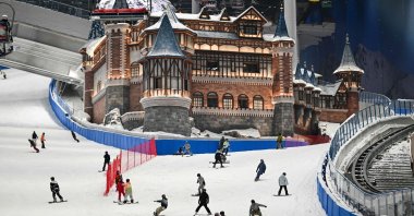 Snowboarders and skiers enjoy a run at the Shanghai L*SNOW Indoor Skiing Theme Resort, the world&#039;s largest indoor ski resort in the Pudong district in Shanghai, China, Sept. 6, 2024. (AFP Photo)