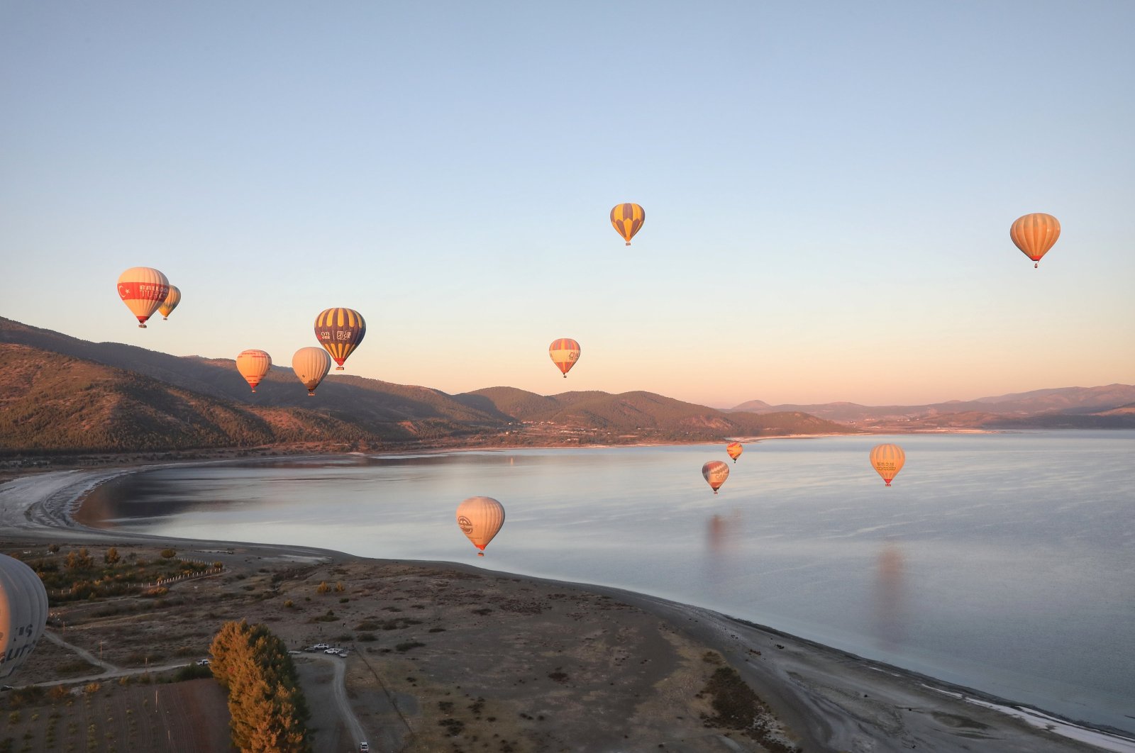 Balloons fly over Lake Salda as part of the &quot;Tourism Century&quot; project, Burdur, southern Türkiye, Oct. 3, 2024. (AA Photo)