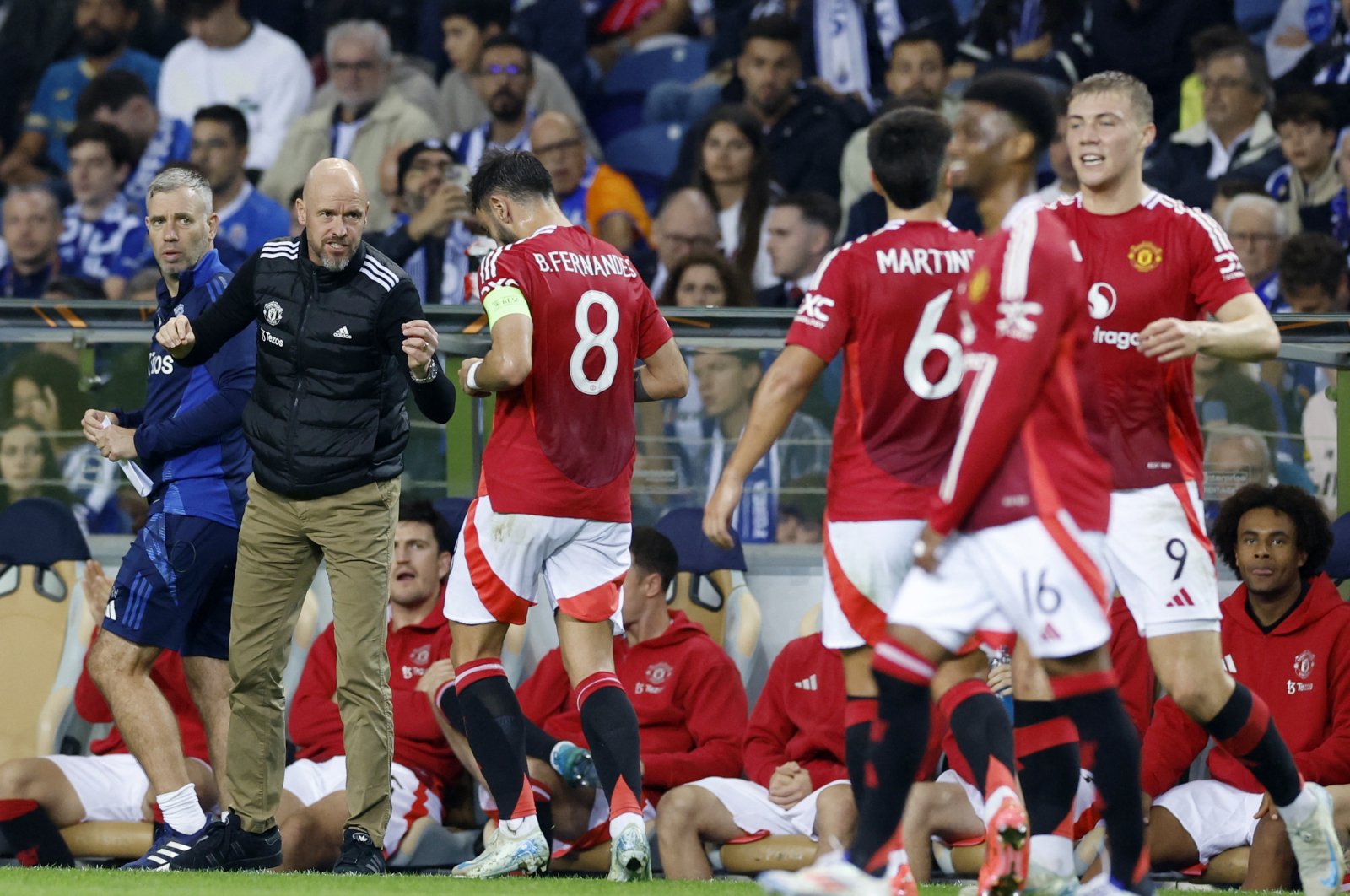 Manchester United manager Erik ten Hag (L) reacts with Bruno Fernandes (2nd L) during the Europa League against FC Porto, Estadio do Dragao, Porto, Portugal, Oct. 3, 2024. (Reuters Photo) 