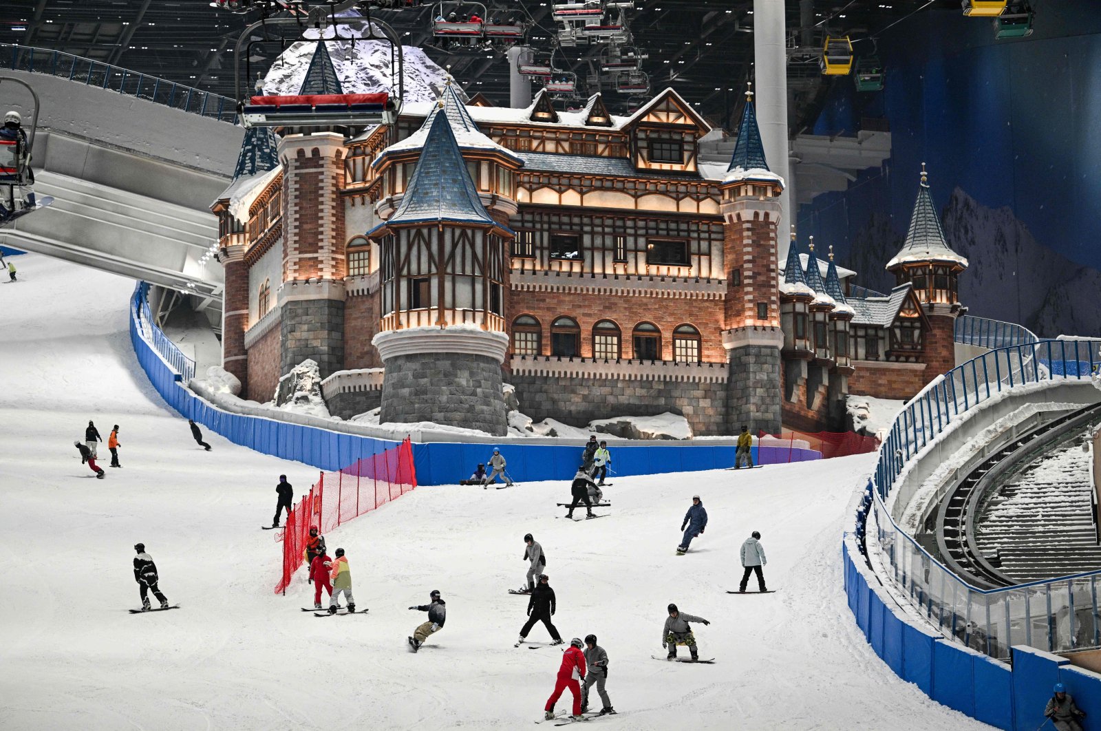 Snowboarders and skiers enjoy a run at the Shanghai L*SNOW Indoor Skiing Theme Resort, the world&#039;s largest indoor ski resort in the Pudong district in Shanghai, China, Sept. 6, 2024. (AFP Photo)