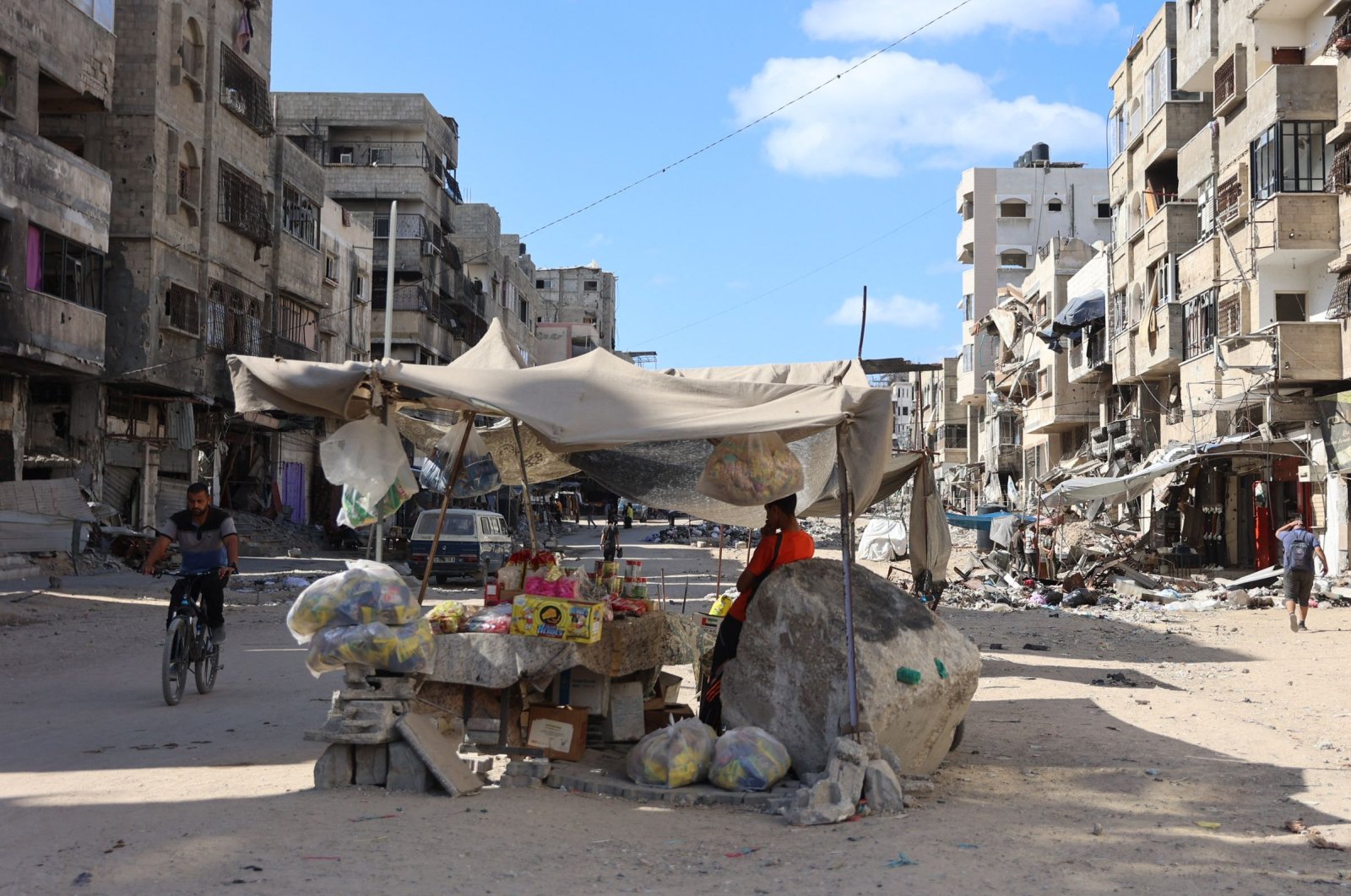 A street vendor sells food items in Gaza City, Palestine, Oct. 2, 2024. (AFP Photo)