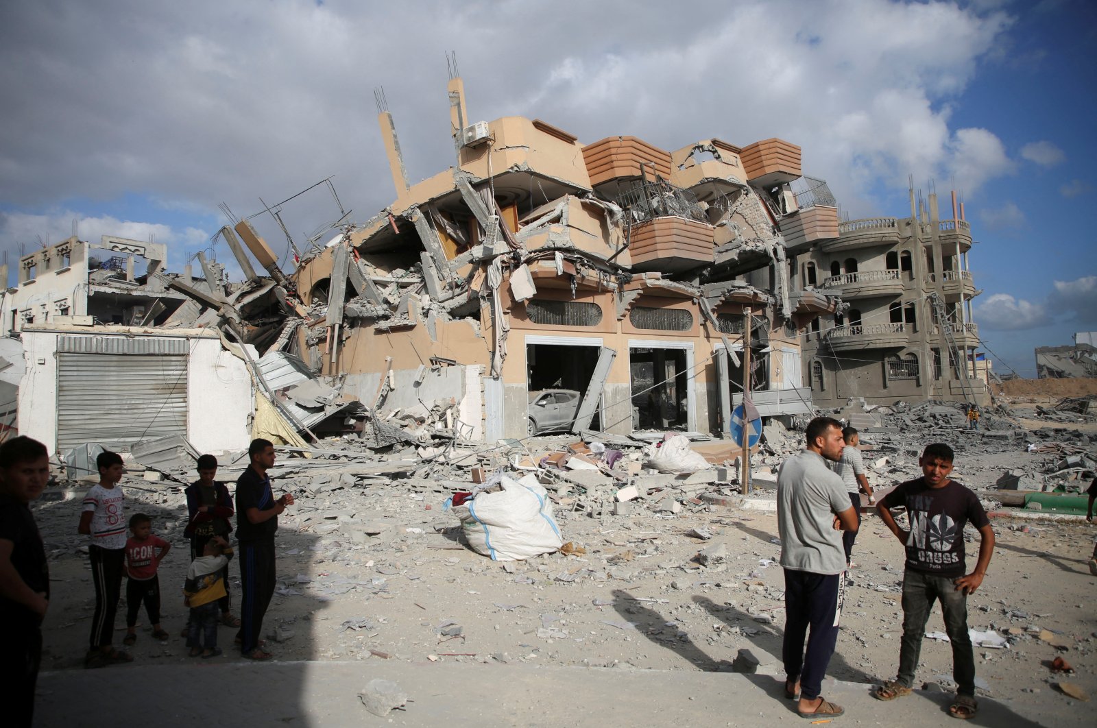 Palestinian people inspect the site of Israeli strikes on houses in Khan Younis in the southern Gaza Strip, Palestine, Oct. 2, 2024. (Reuters Photo)