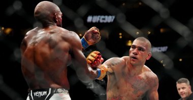 Alex Pereira (R) fights Khalil Rountree Jr. (L) in a light heavyweight title bout during UFC 307, Salt Lake City, Utah, U.S., Oct 5, 2024. (Reuters Photo)