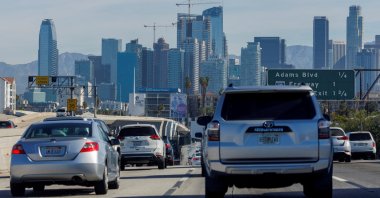 Traffic moves along a freeway as vehicles travel toward Los Angeles, California, U.S., March 22, 2022. (Reuters Photo)