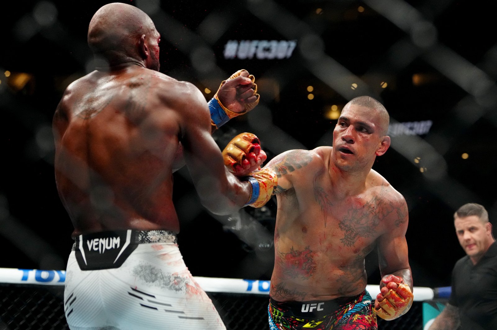 Alex Pereira (R) fights Khalil Rountree Jr. (L) in a light heavyweight title bout during UFC 307, Salt Lake City, Utah, U.S., Oct 5, 2024. (Reuters Photo)