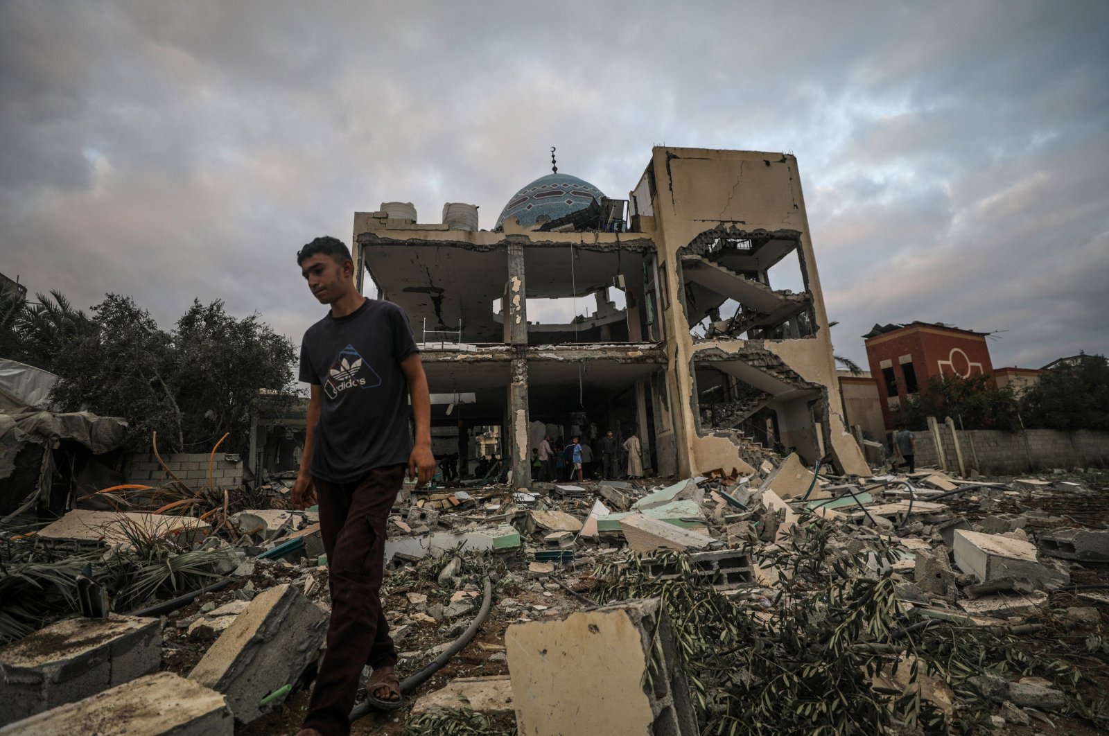 Palestinians inspect the rubble of the destroyed Al-Aqsa Martyrs Mosque following an Israeli airstrike in Deir al-Balah, central Gaza Strip, Oct. 6, 2024. (EPA Photo)