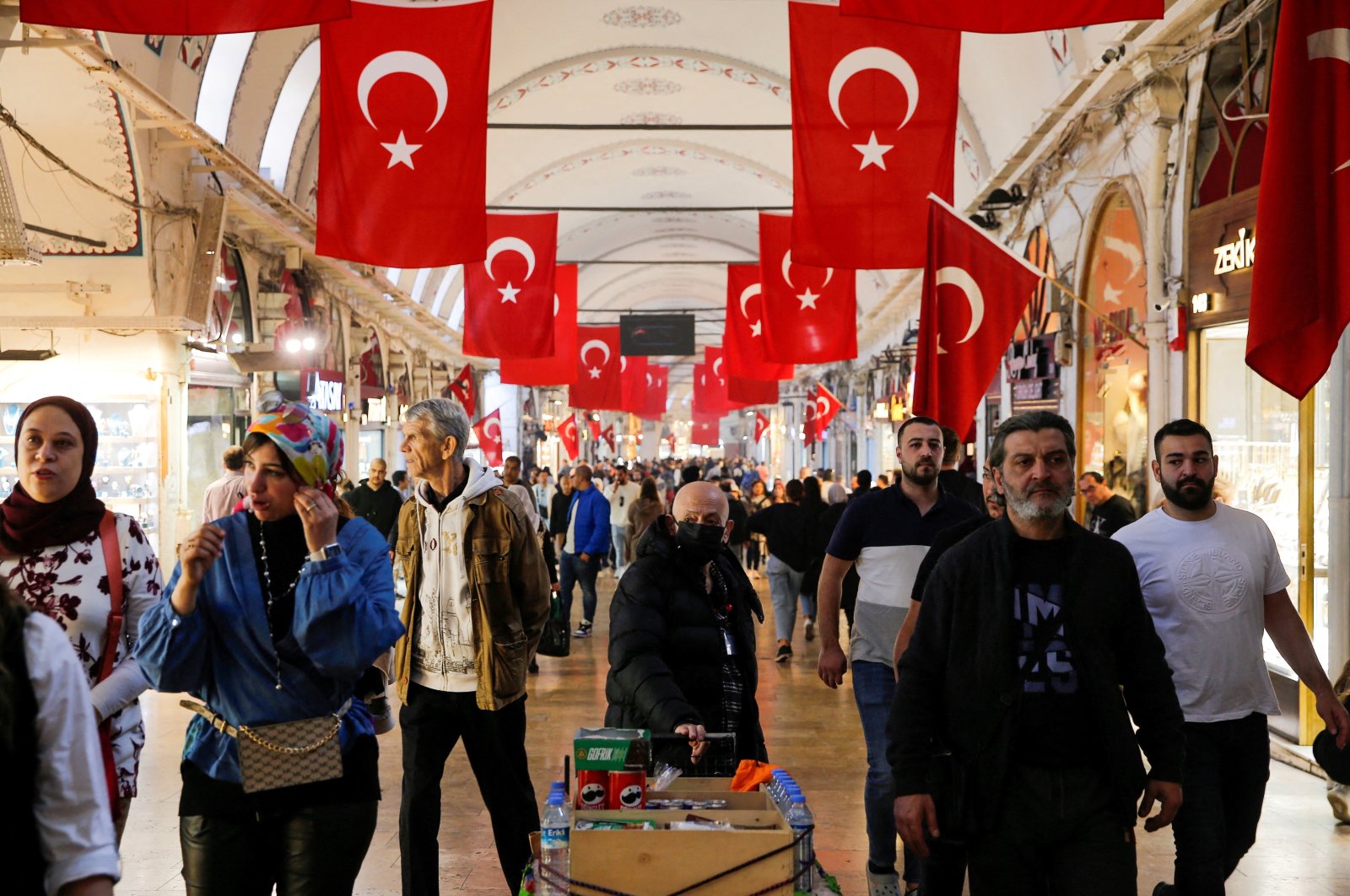 People shop at the Grand Bazaar, Istanbul, Türkiye, Nov. 4, 2022. (Reuters Photo)