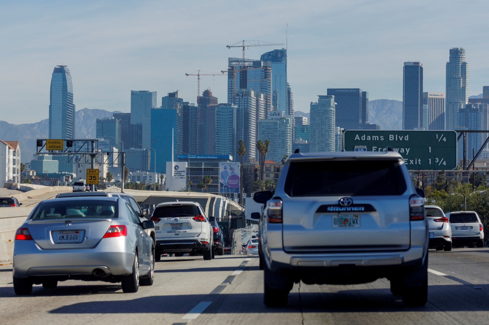 Traffic moves along a freeway as vehicles travel toward Los Angeles, California, U.S., March 22, 2022. (Reuters Photo)