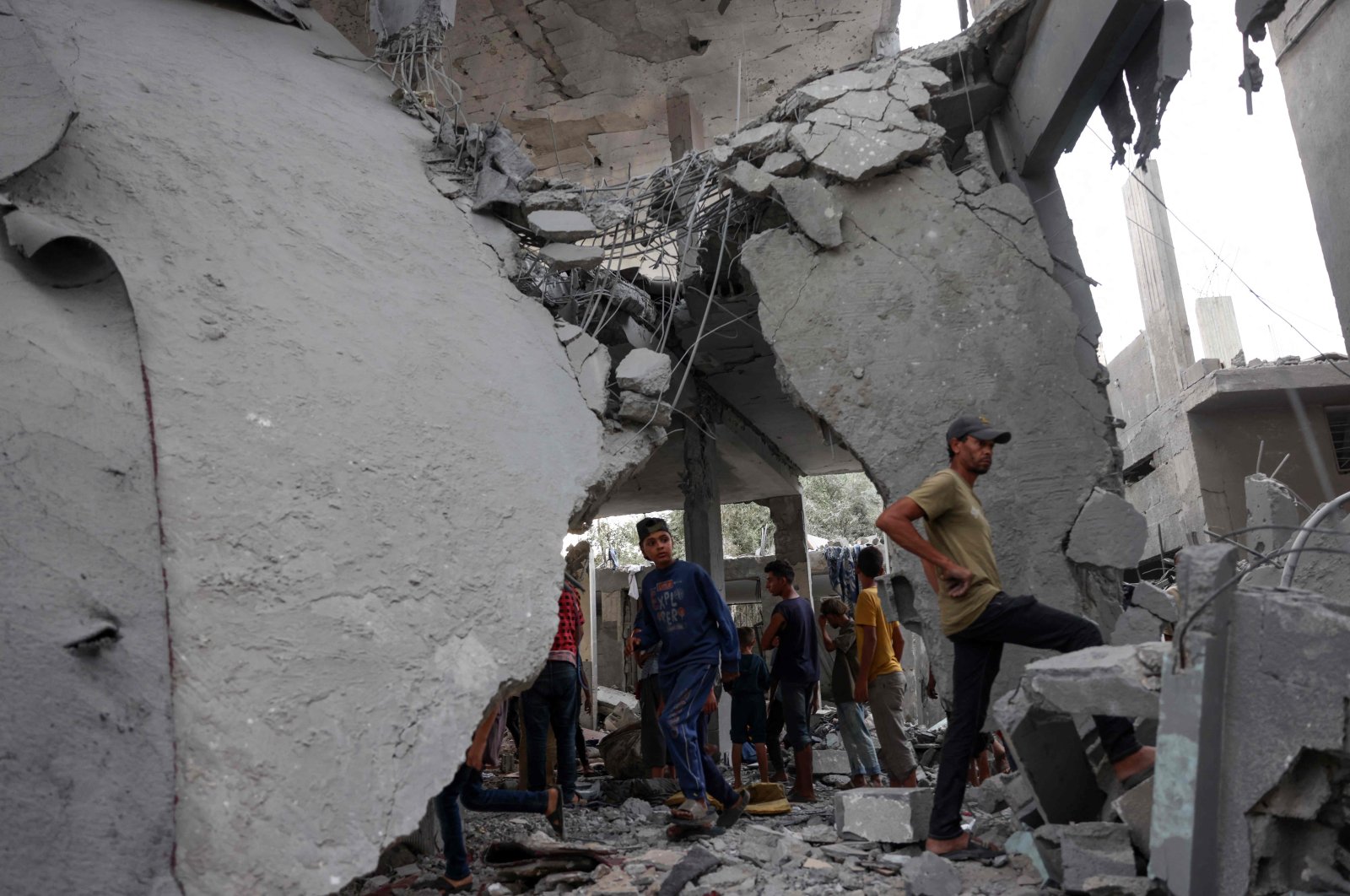 Palestinians check the rubble of a mosque-turned-shelter targeted by an Israeli strike, Deir al-Balah, Gaza Strip, Palestine, Oct. 6, 2024. (AFP Photo)