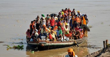 Flood-affected people move to a safer place in a boat in Patna, India, September 23, 2024. (AFP Photo)