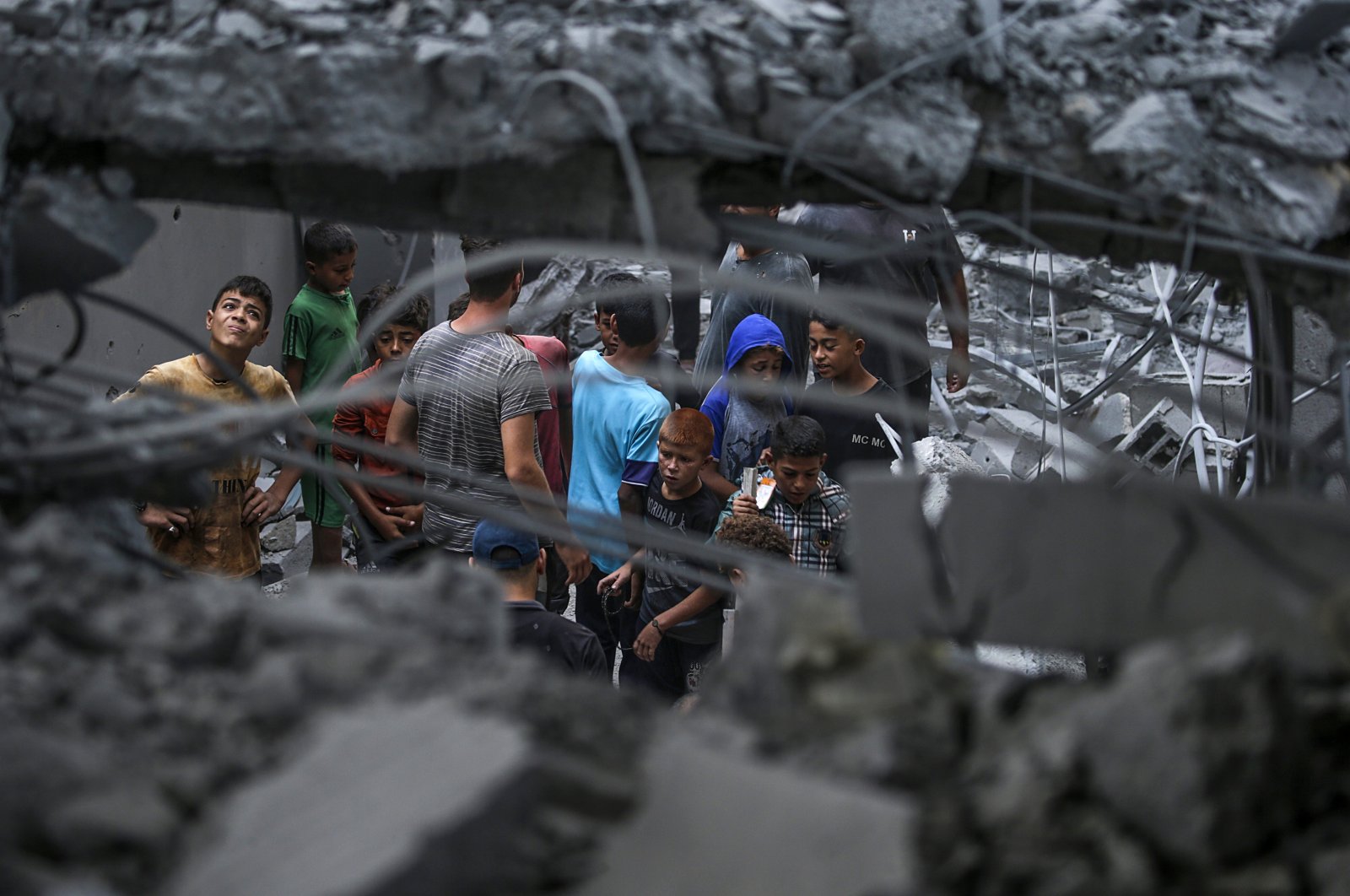 Palestinians inspect the rubble of the destroyed Al-Aqsa Martyrs Mosque following an Israeli airstrike, in Deir al-Balah, central Gaza Strip, Palestine, Oct. 6, 2024. (EPA Photo)