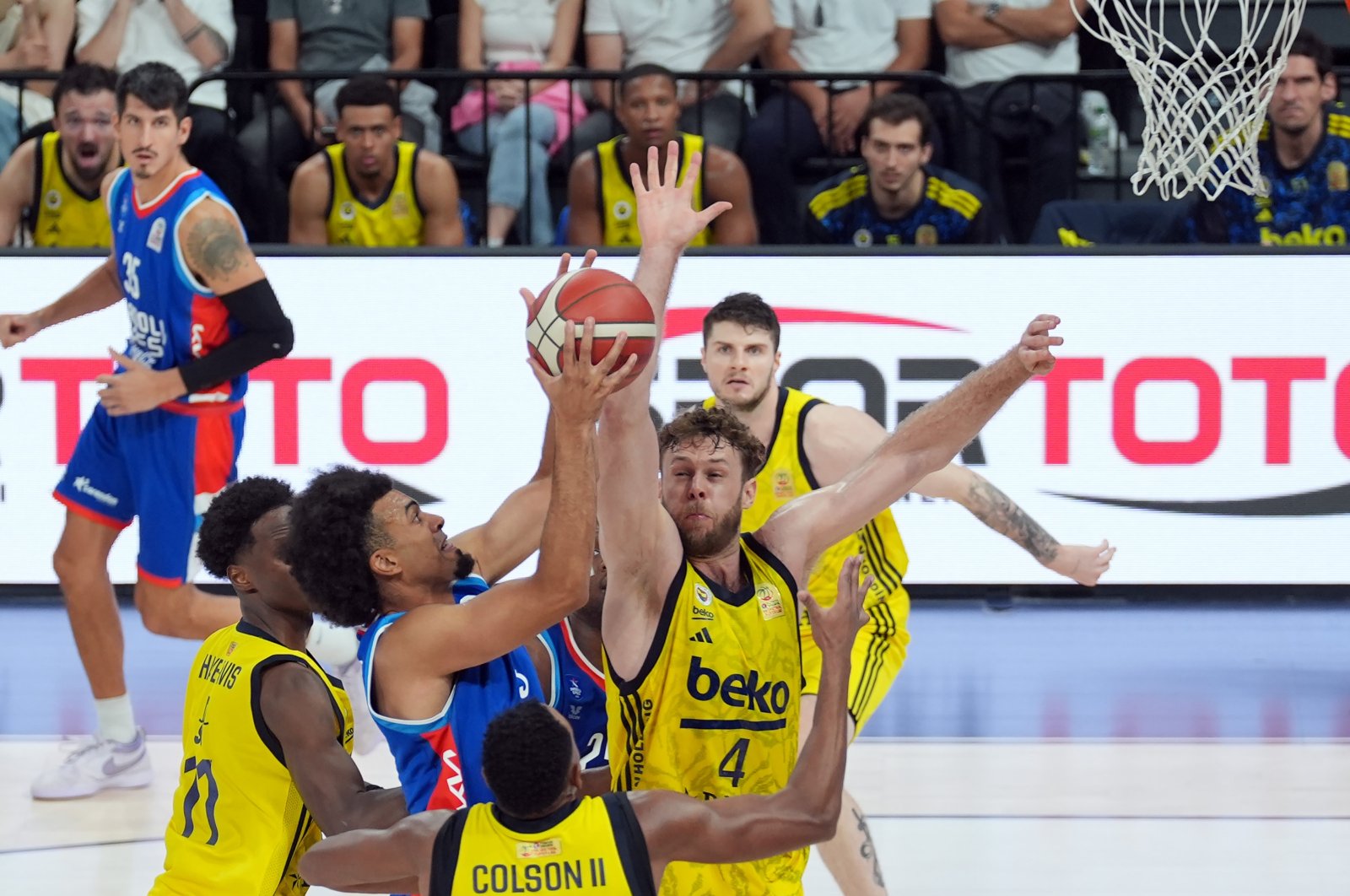 Players in action during the 37th Men&#039;s Presidential Cup match between Fenerbahçe Beko and Anadolu Efes at the Basketball Development Center, Istanbul, Türkiye, Sept. 29, 2024. (AA Photo)