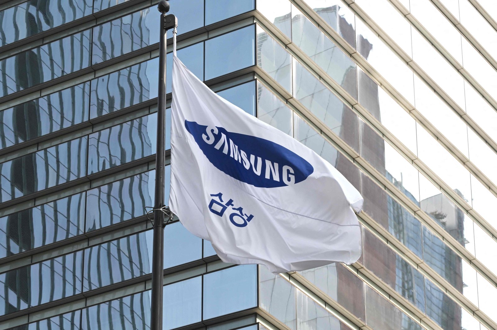 A Samsung flag flutters outside the company&#039;s Seocho building, Seoul, South Korea, Oct. 8, 2024. (AFP Photo)