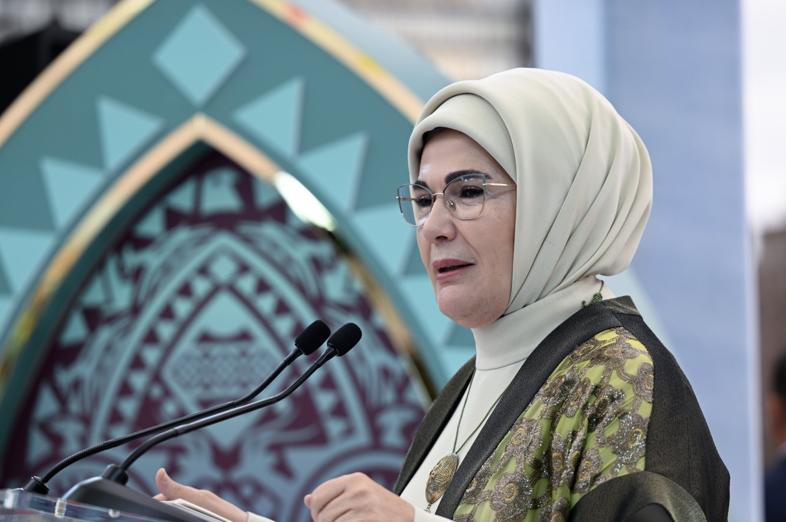 First lady Emine Erdoğan delivers a speech at the &quot;Flavors of Africa&quot; event at the Turkish House (Türkevi), New York, U.S., Sept. 24, 2024. (AA Photo)