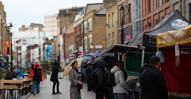 Customers line up for takeout at Lower Marsh street market, London, U.K., Sept. 25, 2024. (Reuters Photo)
