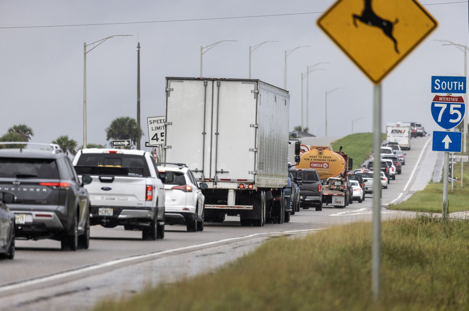 A heavy stream of evacuation traffic slowly moves southward from northwest Florida on Interstate 75, in Naples, Florida, U.S., Oct. 8, 2024. (EPA Photo)