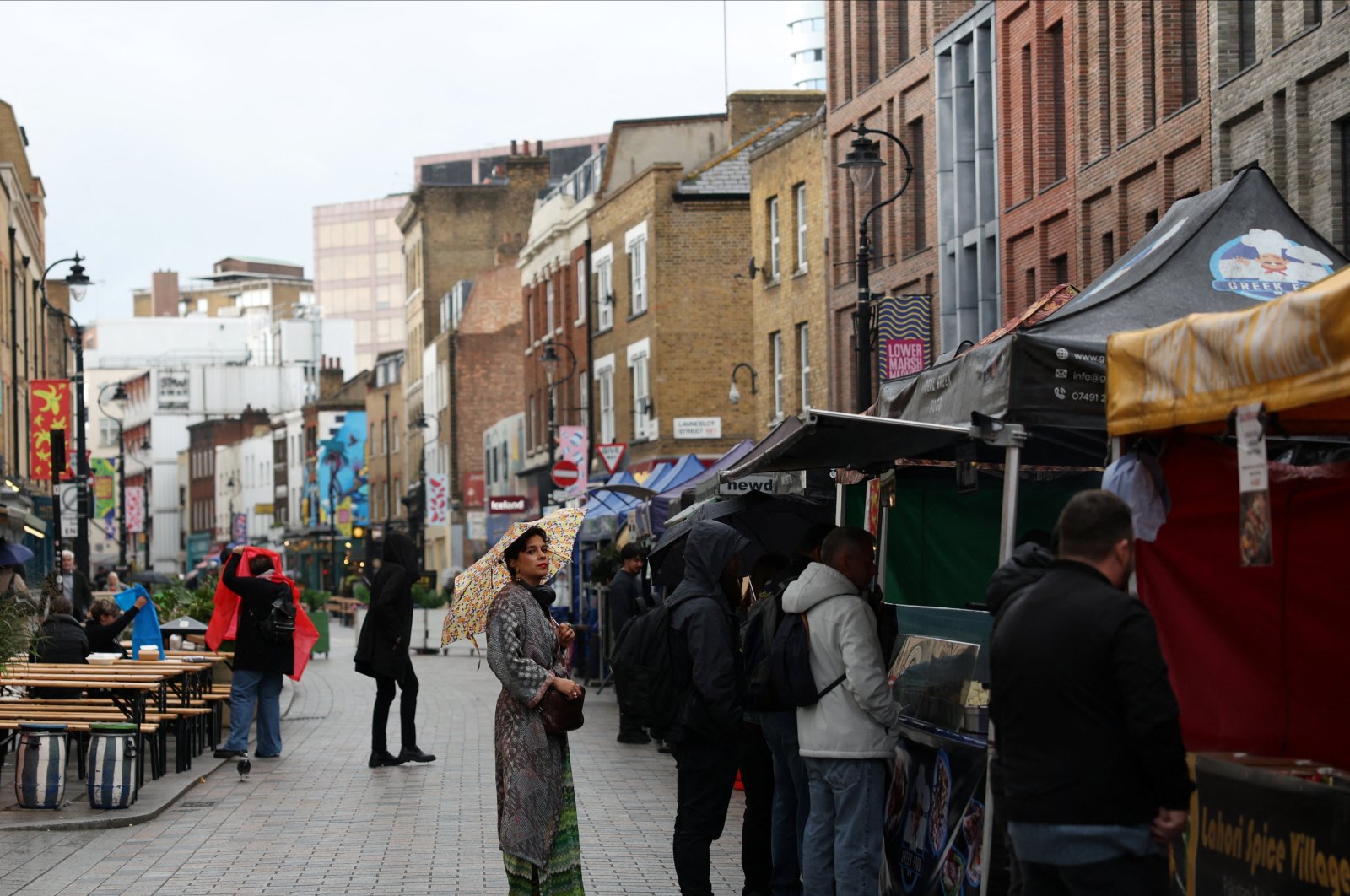 Customers line up for takeout at Lower Marsh street market, London, U.K., Sept. 25, 2024. (Reuters Photo)