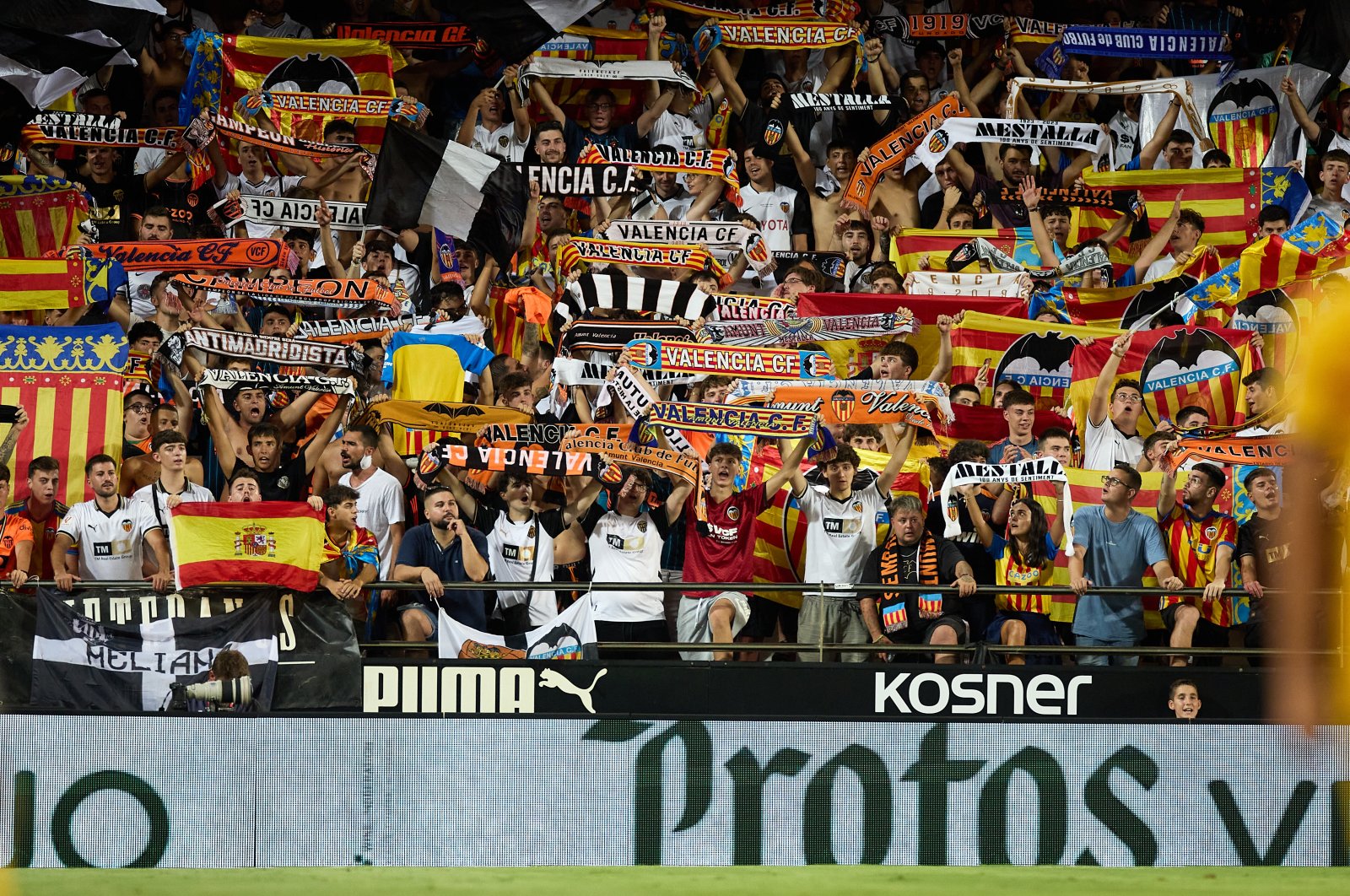 Valencia fans cheer during the La Liga match against Barcelona at Estadio Mestalla, Valencia, Spain, Aug. 17, 2024 (Getty Images Photo)