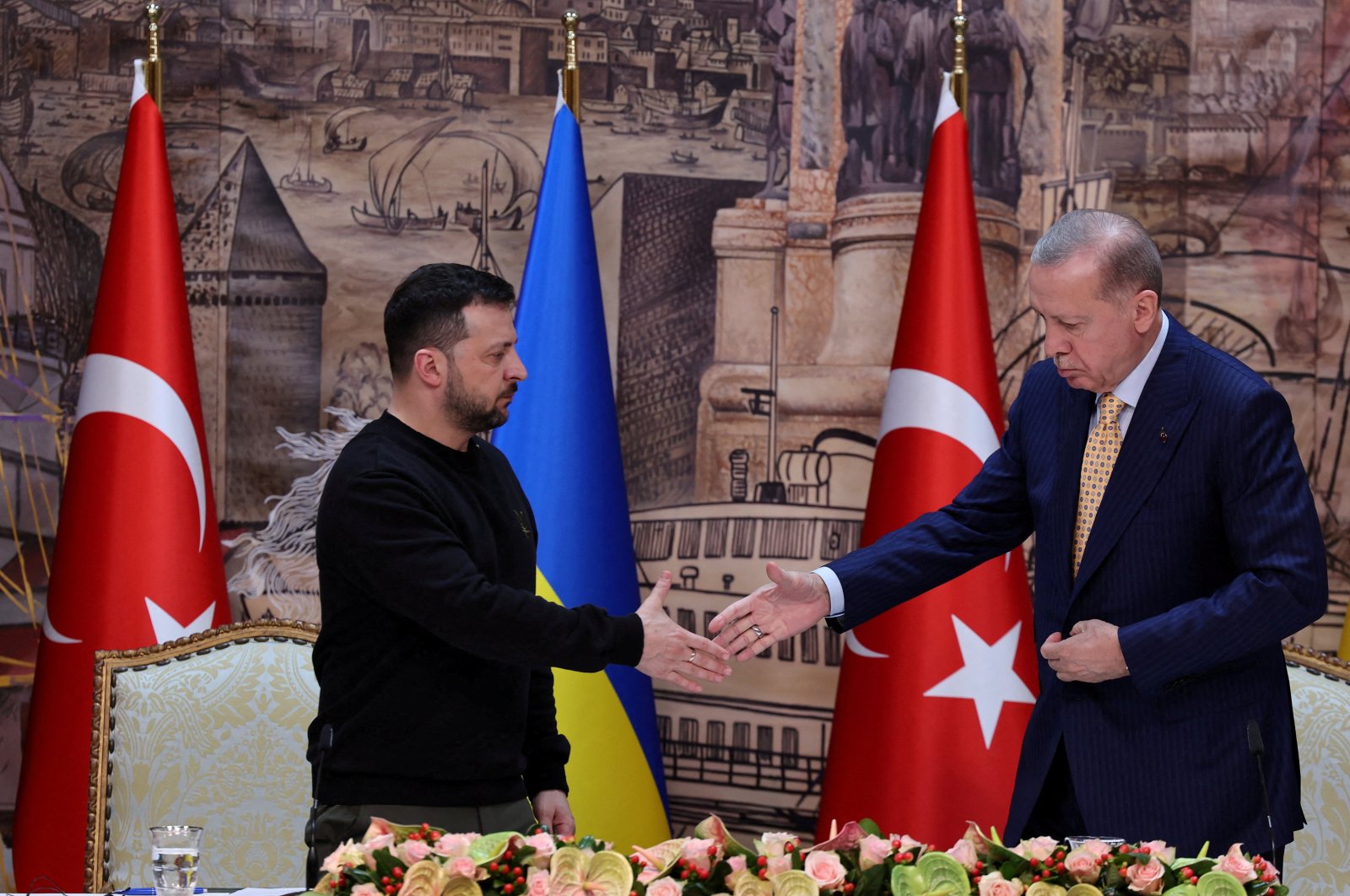 President Recep Tayyip Erdoğan shakes hands with his Ukrainian President Volodymyr Zelenskyy (L) during a news conference, Istanbul, Türkiye, March 8, 2024. (Reuters Photo)