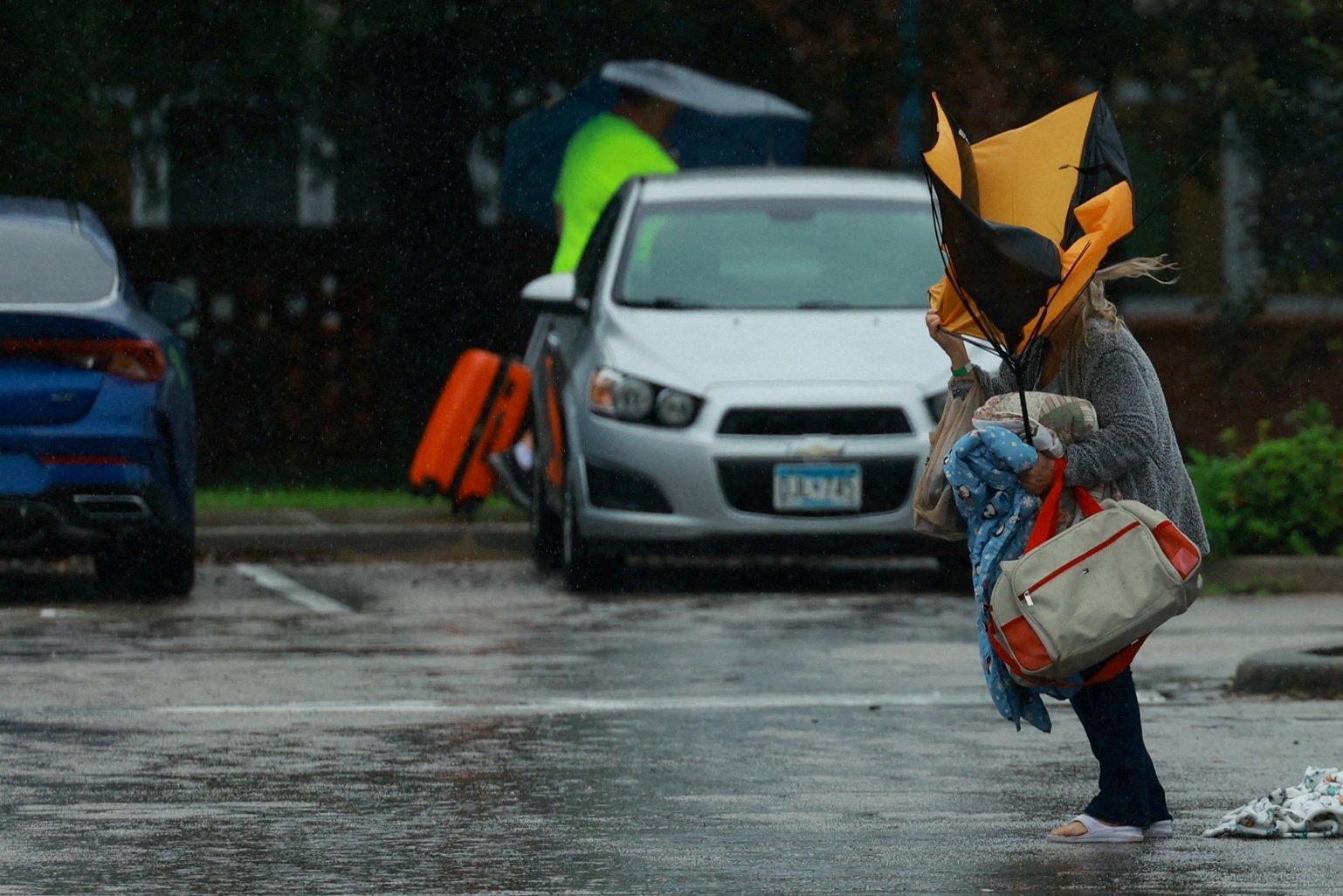A woman holds an umbrella while arriving at a shelter in Lakeland, Florida, U.S., Oct. 9, 2024. (Reuters Photo)