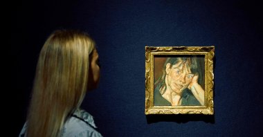 A gallery assistant poses with &quot;Head of a Woman&quot; by Lucian Freud during a photocall for the 20/21 Century London Evening Sale at the Christie&#039;s auction house, London, U.K., Oct. 3, 2024. (AFP Photo)
