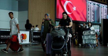 U.S. citizen Nadine El Shab leaves the arrival terminal of Istanbul Airport with her baby after her evacuation with a U.S. government-chartered flight from war-hit Lebanon in Istanbul, Türkiye, Oct. 9, 2024. (Reuters Photo)