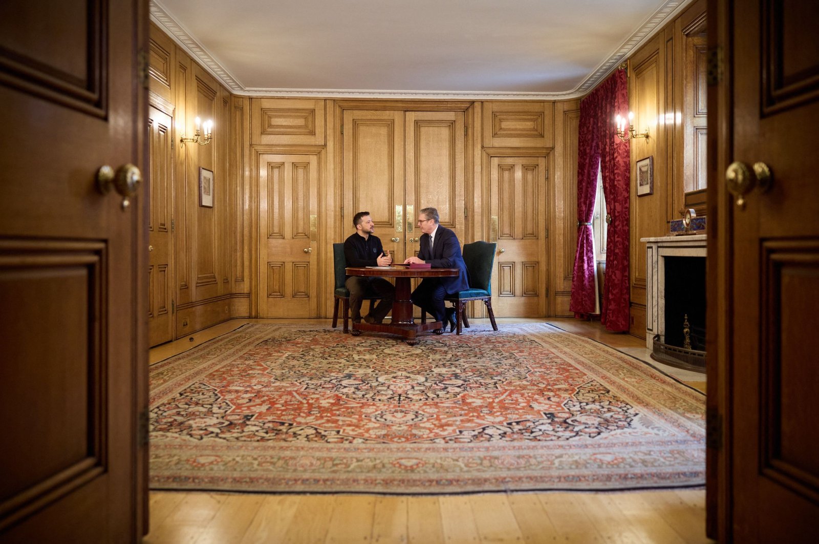 Britain&#039;s Prime Minister Keir Starmer (R) attends a meeting with Ukraine&#039;s President Volodymyr Zelensky (L) in London, U.K., Oct. 10, 2024. (AFP Photo)