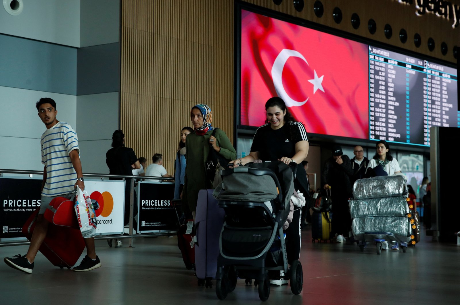 U.S. citizen Nadine El Shab leaves the arrival terminal of Istanbul Airport with her baby after her evacuation with a U.S. government-chartered flight from war-hit Lebanon in Istanbul, Türkiye, Oct. 9, 2024. (Reuters Photo)