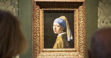 Visitors look at Johannes Vermeer&#039;s painting &quot;Girl with a Pearl Earring&quot; at the Mauritshuis Museum, The Hague, Netherlands, Oct. 27, 2022. (AFP Photo)