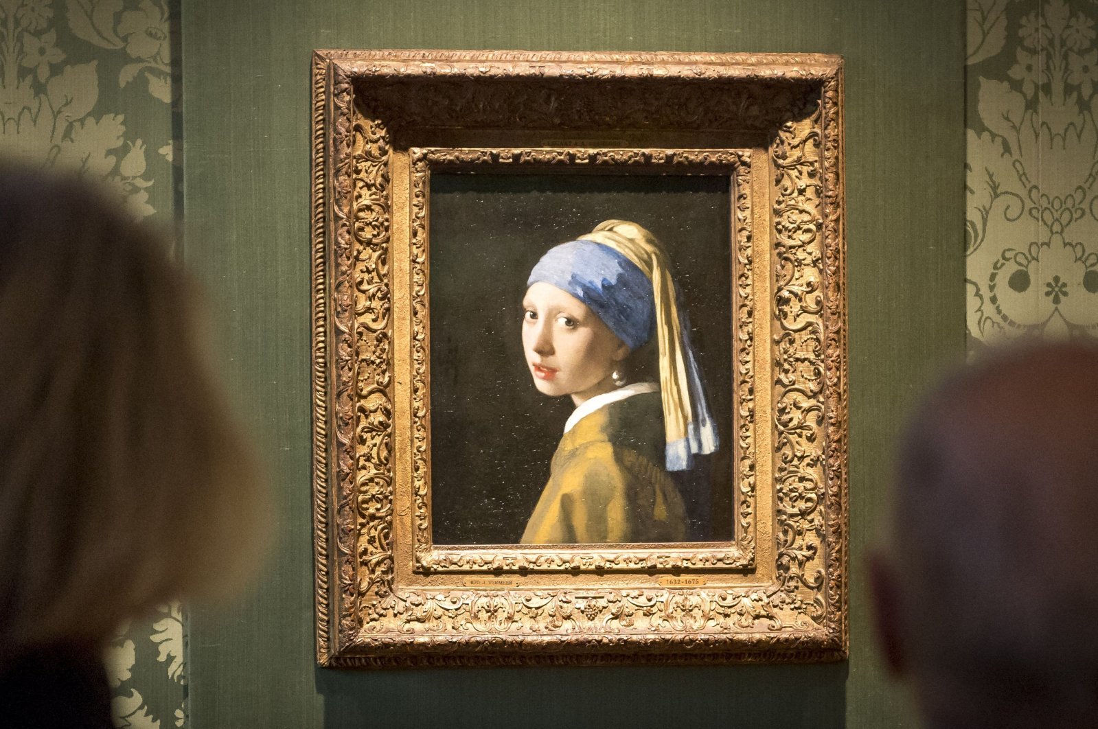 Visitors look at Johannes Vermeer&#039;s painting &quot;Girl with a Pearl Earring&quot; at the Mauritshuis Museum, The Hague, Netherlands, Oct. 27, 2022. (AFP Photo)