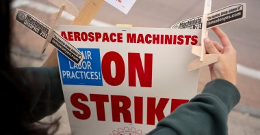 A family member of a Boeing worker decorates a strike sign as Boeing workers and supporters gather on a picket line near the entrance to a Boeing production facility, Renton, Washington, U.S., Oct. 11, 2024. (Reuters Photo)
