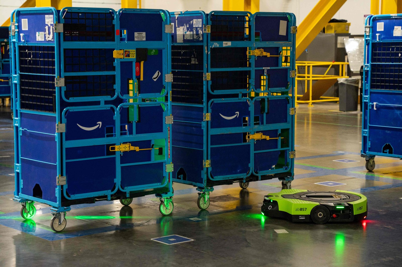 Proteus, an autonomous robot used to carry carts full of packages to delivery trucks, is seen at the Amazon MQY1 warehouse, Mount Juliet, Tennessee, U.S., Oct. 9, 2024. (AFP Photo)