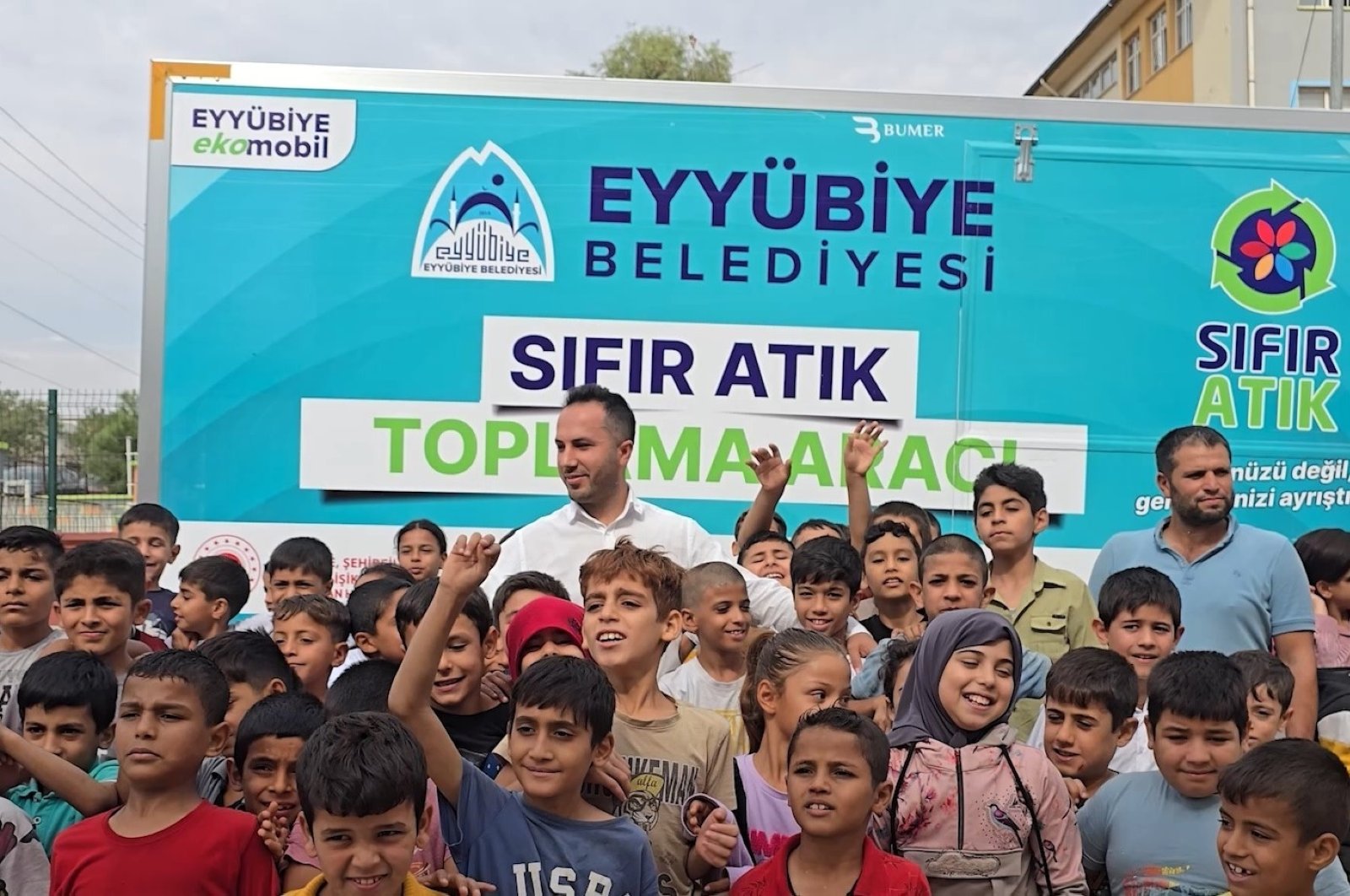 Students pose in front of the Zero Waste vehicle, Eyyübiye, Şanlıurfa, Türkiye, Oct. 12, 2024. (IHA Photo)