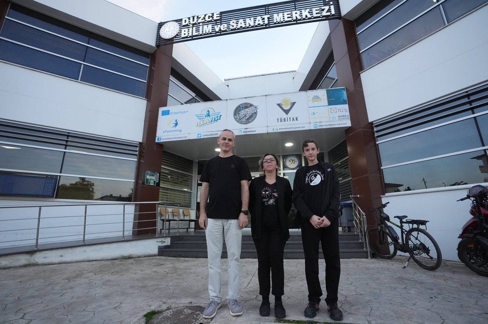 Ayşe Arslan (C), a dedicated science teacher at BILSEM, and Ömer Selim Esen (R), a 14-year-old ninth grader from Düzce Turgut Özal Anadolu High School, pose together in Düzce, Türkiye, Oct. 11, 2024. (AA Photo)