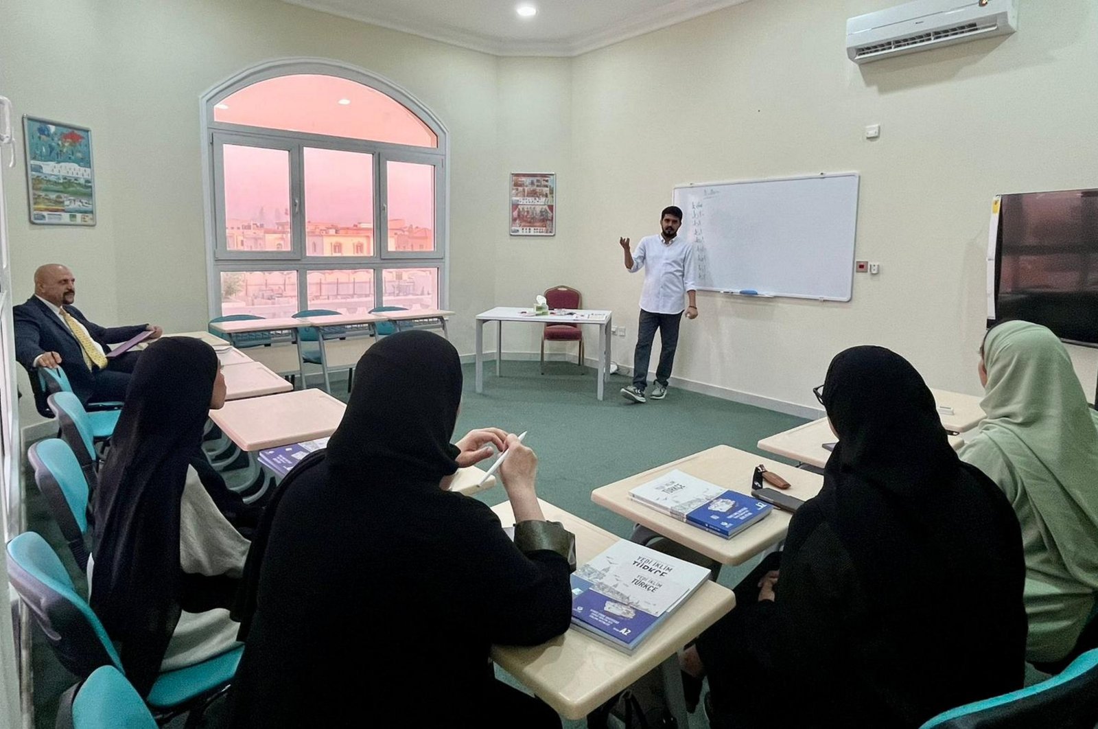 Students at the Yunus Emre Institute (YEE) are learning the Turkish language in Doha, Qatar, Aug. 22, 2024. (AA Photo)