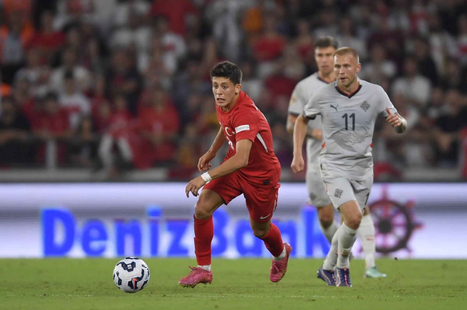 Türkiye&#039;s Arda Güler (L) during the UEFA Nations League 2024/25 League B Group B4 match against Iceland at Gürsel Aksel Stadium, Izmir, Türkiye, Sept. 9, 2024. (Getty Images Photo)