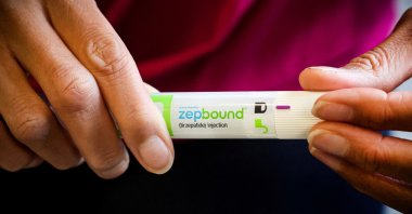 An injection pen of Zepbound, Eli Lilly’s weight loss drug, is displayed, New York City, U.S., Dec. 11, 2023. (Reuters Photo)