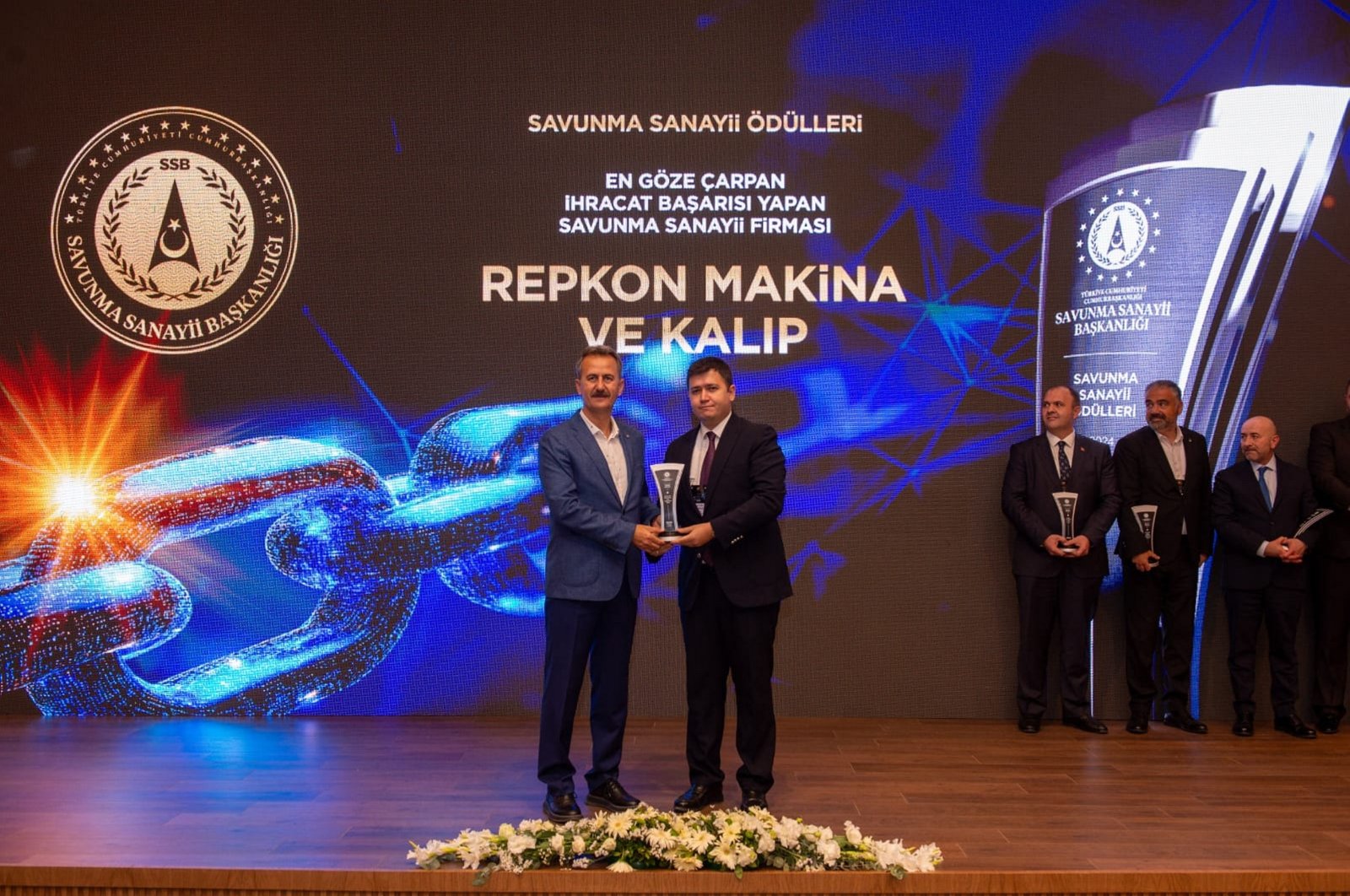 Presidency of Defense Industries (SSB) head Haluk Görgün presents Repkon an award for the institution&#039;s international success, Bursa, northwestern Türkiye, Oct. 14, 2024. (AA Photo)