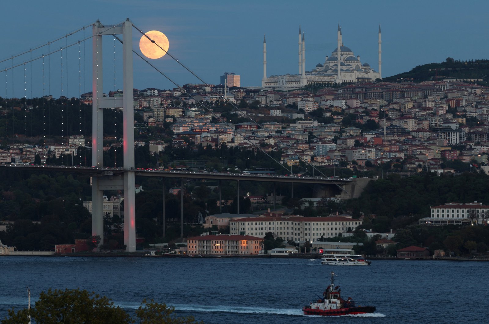 The moon rises behind the July 15 Martyrs&#039; Bridge in Istanbul, Türkiye, Sept. 17, 2024. (Reuters Photo)