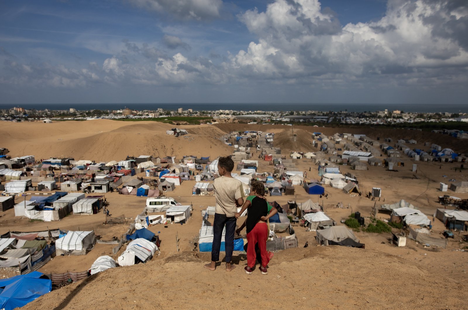 Two children stand at an area overlooking tents at a camp for displaced people in Khan Yunis camp, southern Gaza Strip, Sept. 22, 2024. (EPA Photo)