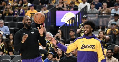 Los Angeles Lakers forward LeBron James (L) warms up with guard Bronny James before the preseason game against the Golden State Warriors at T-Mobile Arena, Las Vegas, Nevada, U.S., Oct. 15, 2024. (Reuters Photo)
