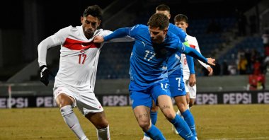 Türkiye&#039;s Irfan Kahveci (L) in action with Iceland&#039;s Logi Tomasson during the UEFA Nations League, League B Group B4 football match at the Laugardsvollur stadium, Reykjavik, Iceland, Oct. 14, 2024. (AFP Photo)