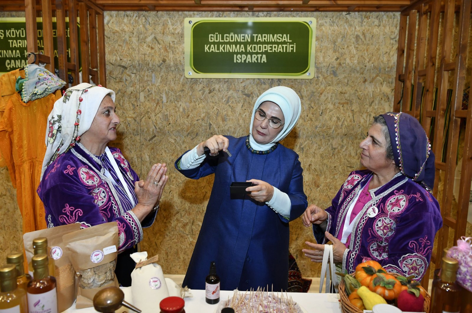 First lady Emine Erdoğan tour the displays of handmade crafts and food products from 18 women’s cooperatives, Ankara, Türkiye, Oct. 15, 2024. (AA Photo)