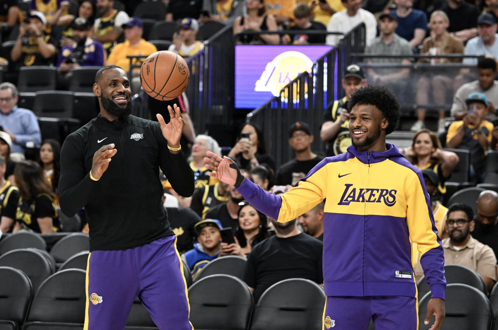 Los Angeles Lakers forward LeBron James (L) warms up with guard Bronny James before the preseason game against the Golden State Warriors at T-Mobile Arena, Las Vegas, Nevada, U.S., Oct. 15, 2024. (Reuters Photo)