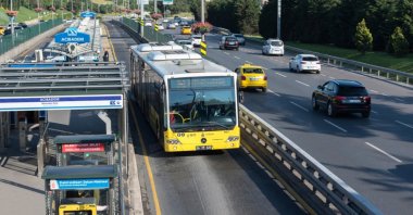 A Metrobüs stops at the Acıbadem station, located just after the Uzunçayır Station, on Istanbul’s Asian side, Türkiye, May 19, 2019. (Shutterstock Photo)