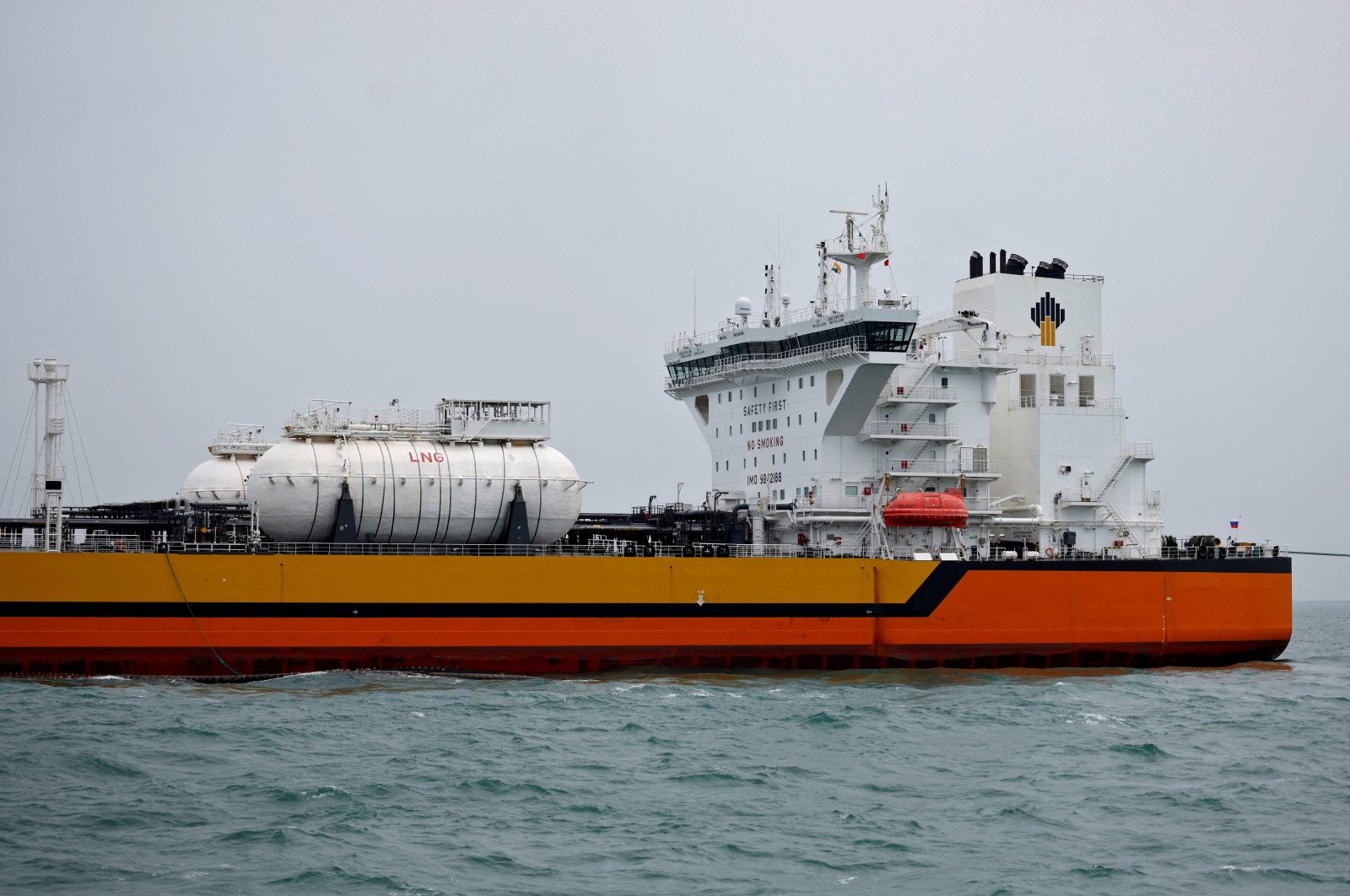 The LNG-powered Russian vessel Vladimir Vinogradov unloads crude at the Deendayal Port in Vadinar in the western state of Gujarat, India, Sept. 27, 2024. (Reuters Photo)